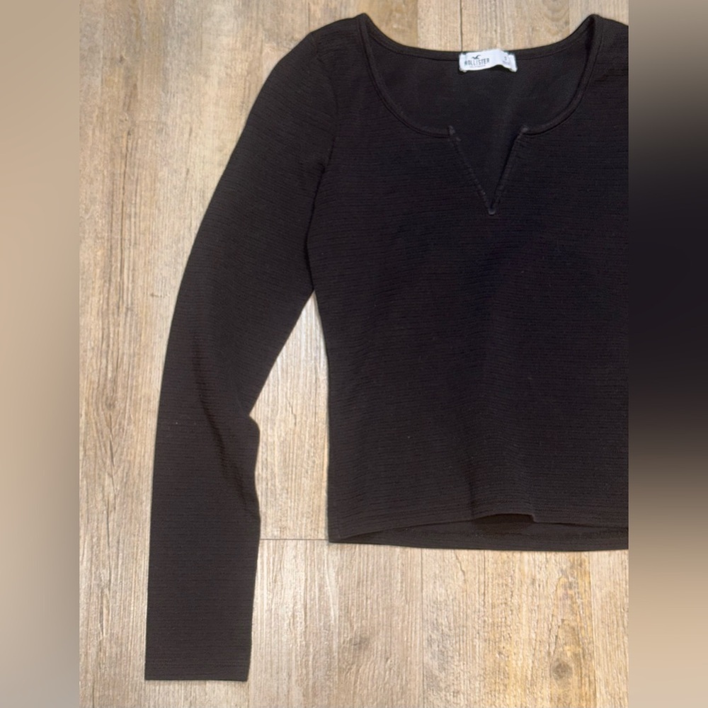 Hollister Women's Ribbed Black Long Sleeve V-Neck Knit Top, Size S - Picture 2 of 7